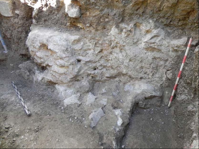 Aparece un tramo del Baluarte de San Carlos en las obras de Aguas en la Explanada