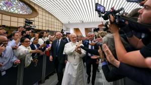 El Papa León XIV se reúne con miembros de los medios de comunicación en el Aula Pablo VI.