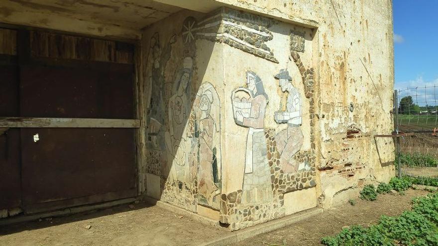 Así estaban los murales, en la capilla en ruinas.