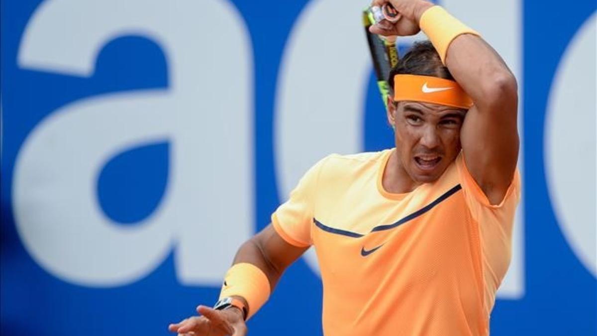 Rafa Nadal devuelve una bola a Albert Montañés.