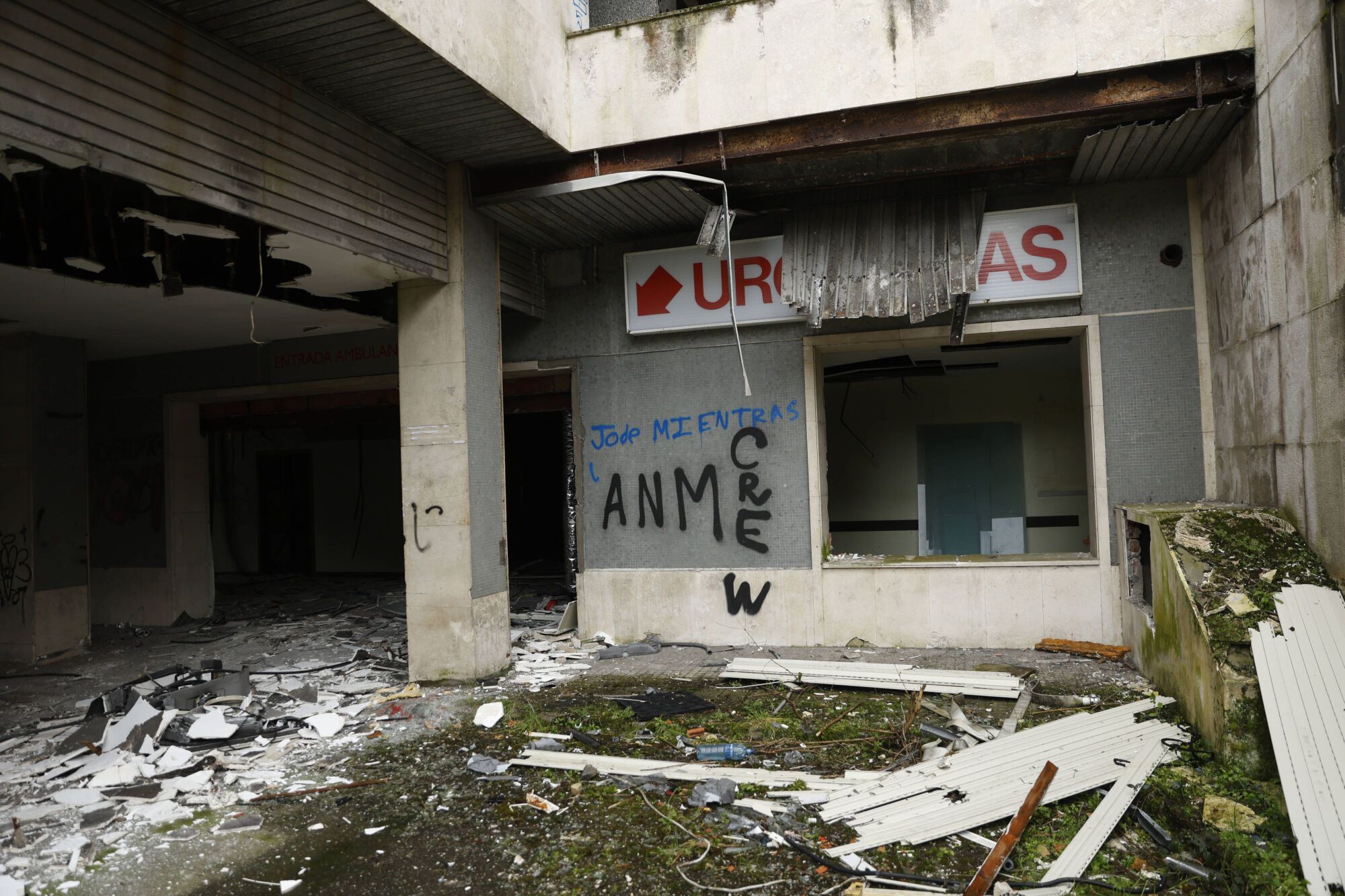 EN IMÁGENES: Viaje al interior del viejo HUCA, desvalijado y vandalizado por su abandono