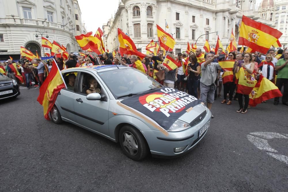 Caravana de vehículos con banderas españolas en València