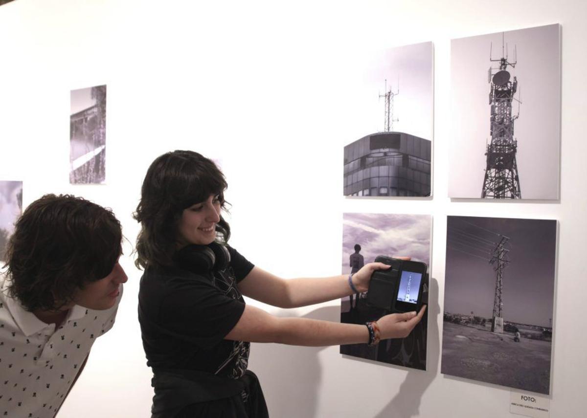 Una de las participantes muestra la imagen original. | VÍCTOR GARRIDO