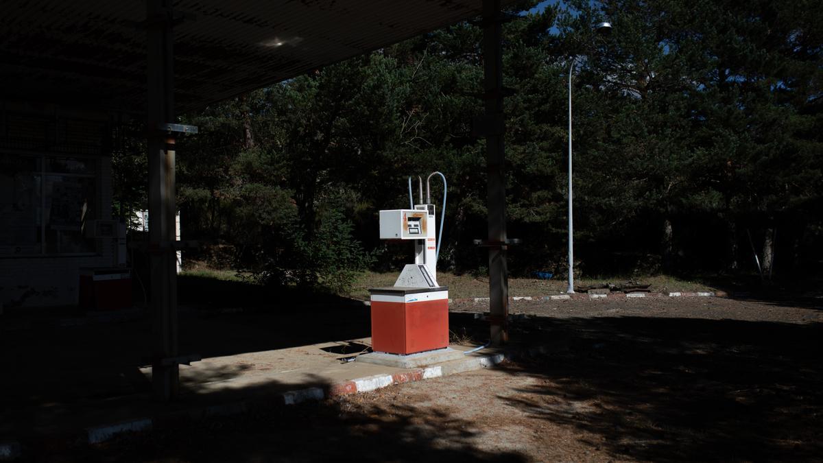 Una gasolinera cerrada en Asturianos.