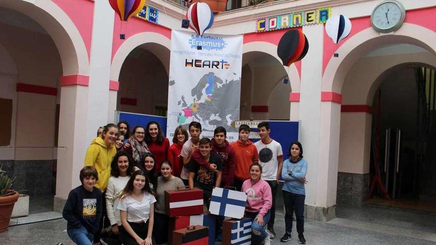 Los estudiantes participantes en el &quot;Erasmus&quot;, ayer, posando en el rincón habilitado en el centro para promocionar la actividad.