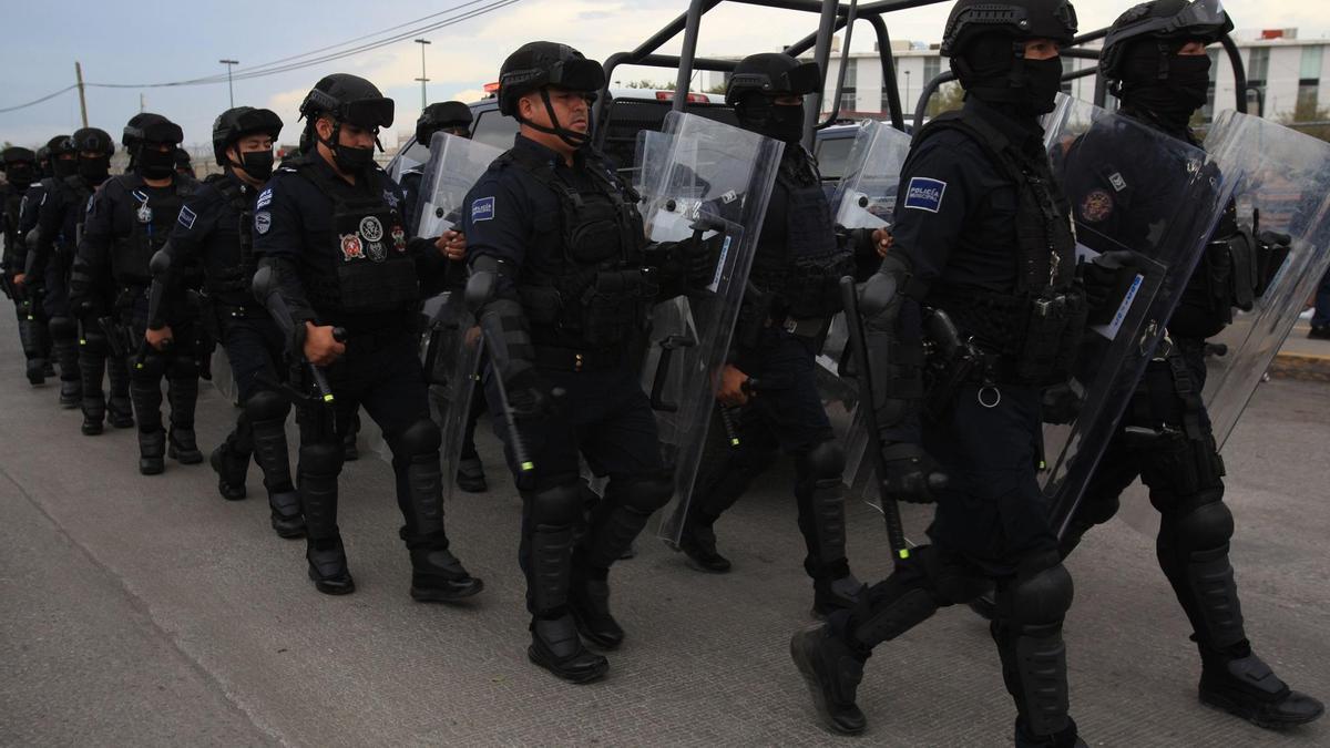 Integrantes de la Policía Municipal a su llagada al Centro de Reinserción Social (Cereso) número 3, en Ciudad Juárez, estado de Chihuahua (México).