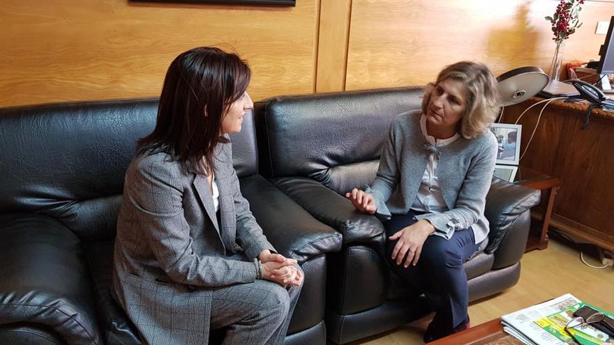 Un instante de la reunión de trabajo entre la conselleira de Vivenda y la alcaldesa de Forcarei.