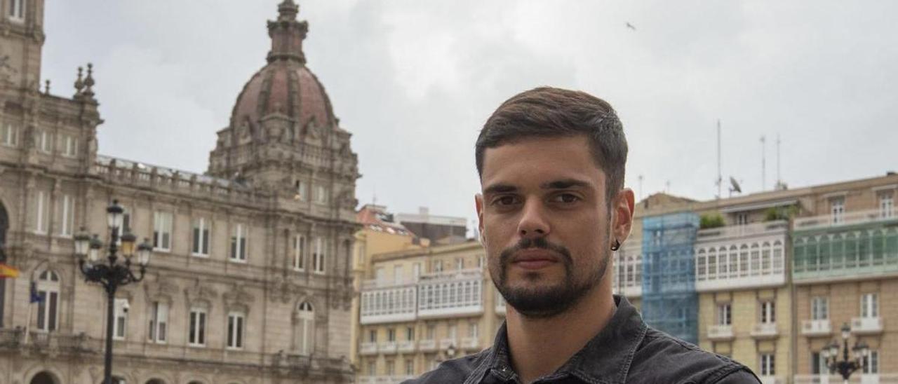 Rubén Río posa en la plaza de María Pita. |  // CASTELEIRO/ROLLER AGENCIA