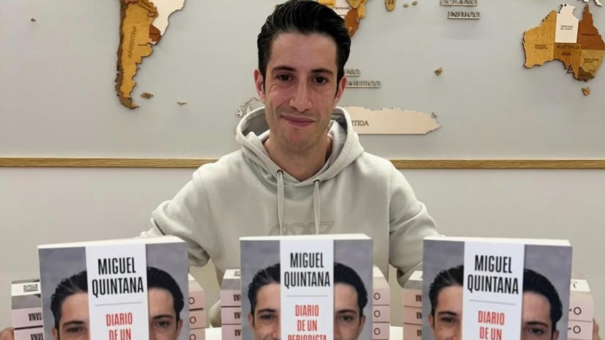 Miguel Quintana con varios ejemplares de su libro