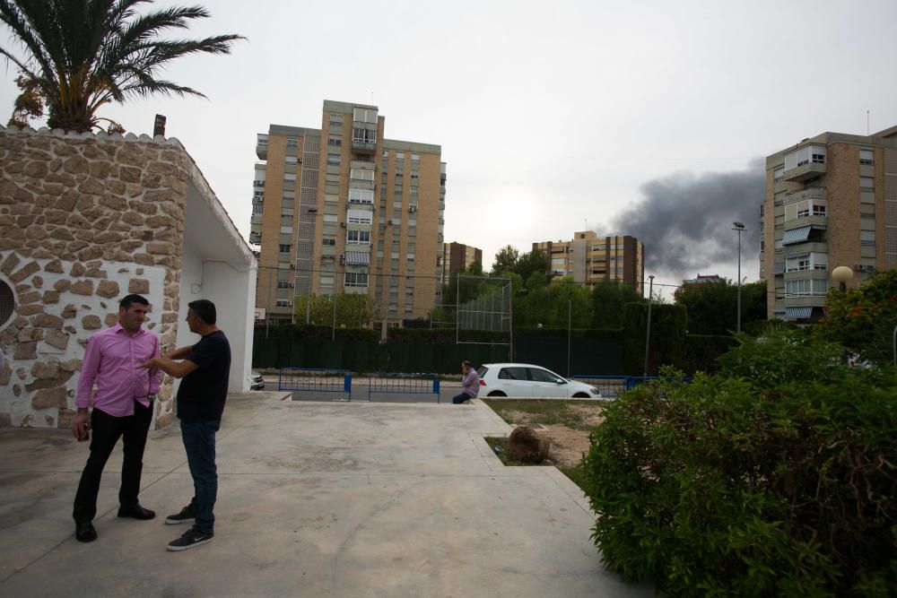 Más de una veintena de bomberos trabajaban anoche para sofocar el complicado incendio.