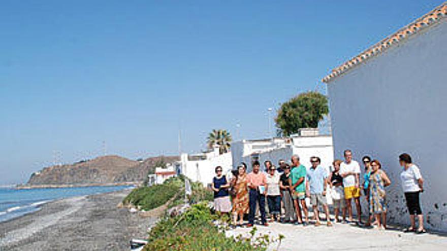 Lagos. Los vecinos afectados, junto a sus viviendas. i