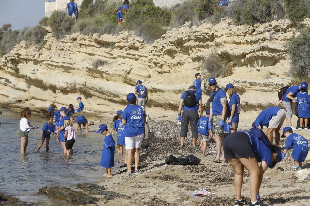 Funcionarios europeos, familiares y vecinos participan en la campaña 'Nuestros Océanos'