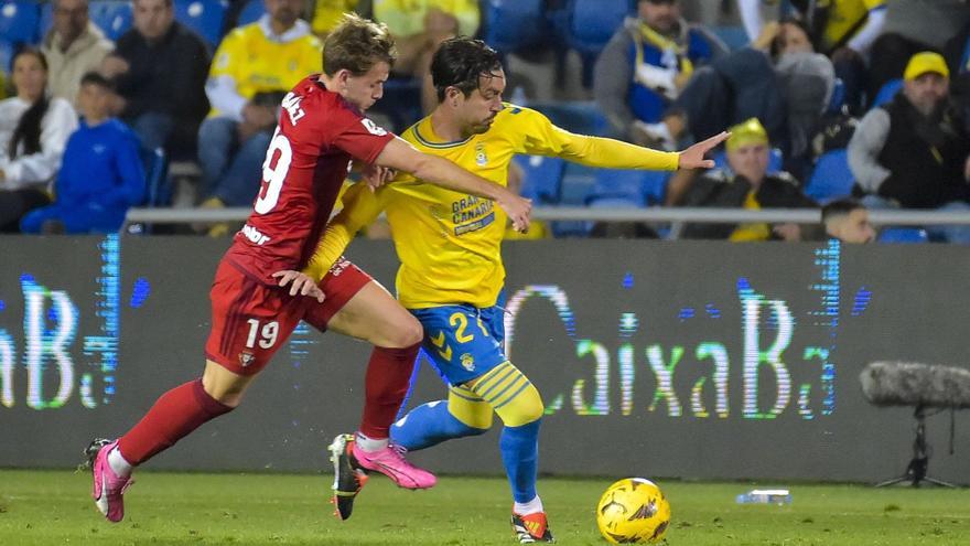José Campaña circula con el balón controlado y perseguido por Pablo Ibáñez, centrocampista de Osasuna. | | ANDRÉS CRUZ