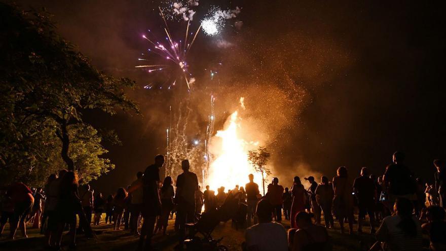 Hoguera de San Juan en A Seca, el pasado año.
