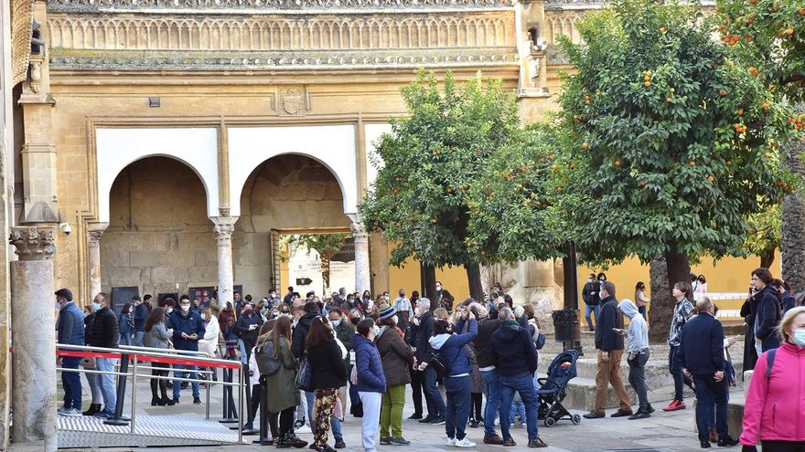 Turistas en el Patio de los Naranjos de la Mezquita-Catedral.