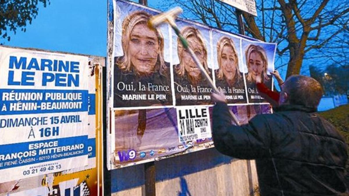 La sorpresa 8 Carteles de Marine Le Pen, en un barrio residencial de París.