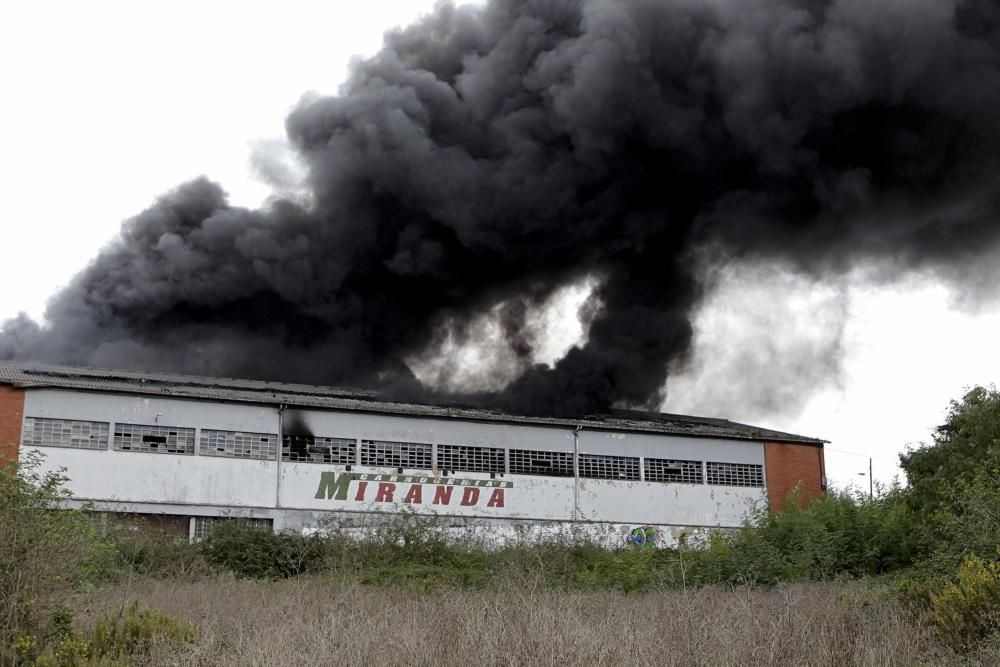 Arde una nave industrial abandonada en un polígono de Gijón