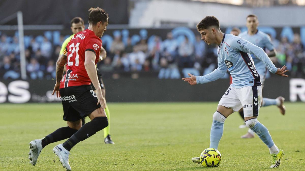 Hugo Álvarez encara a Raíllo en una acción de ataque del Celta durante el partido disputado contra el Mallorca en Balaídos.