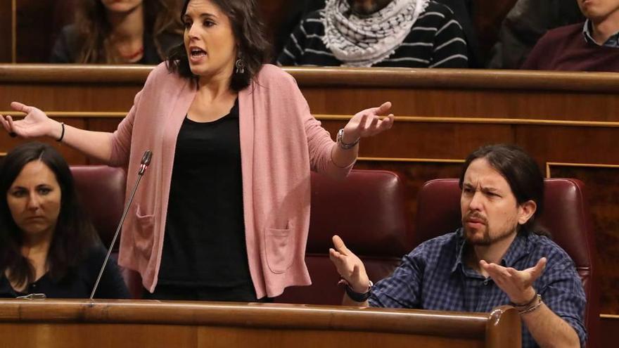 Diputados de Unidos Podemos, ayer, durante la bronca.