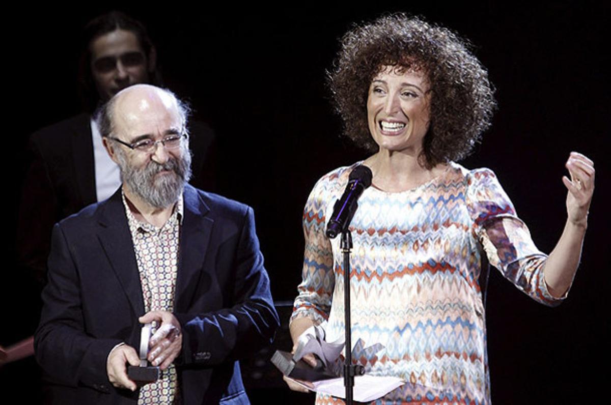 Chisa Barbero (per ’Crematorio’), i Álex Angulo (per ’La república’), reben el premi a millor actriu i actor de repartiment de televisió, respectivament, durant l’entrega dels 21 premis de la Unió d’Actors, a Madrid.