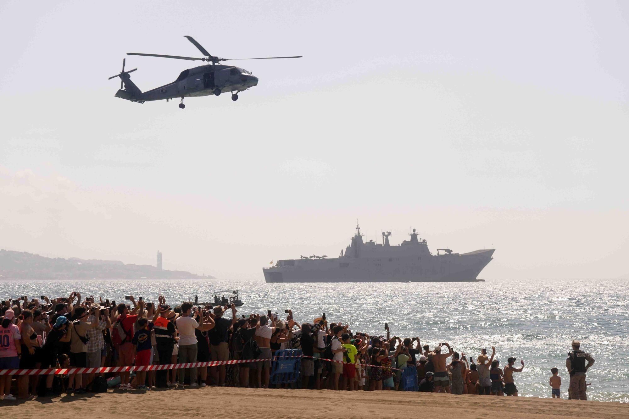 Exhibición dinámica de un desembarco anfibio de La Armada, donde aviones, helicópteros, Infantes de Marina, embarcaciones rápidas y lanchas de desembarco actúan en un escenario simulado de rescate de rehenes