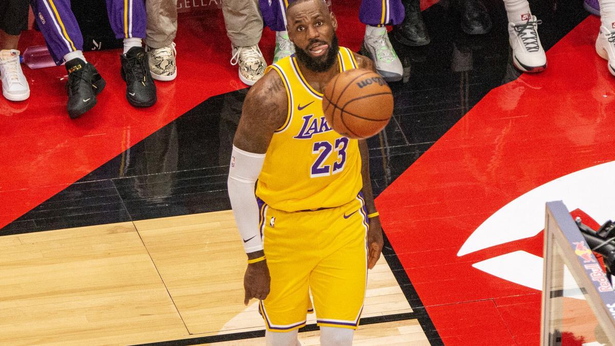LeBron James estrena ante los Kings el parche conmemorativo por su temporada 23 en la NBA