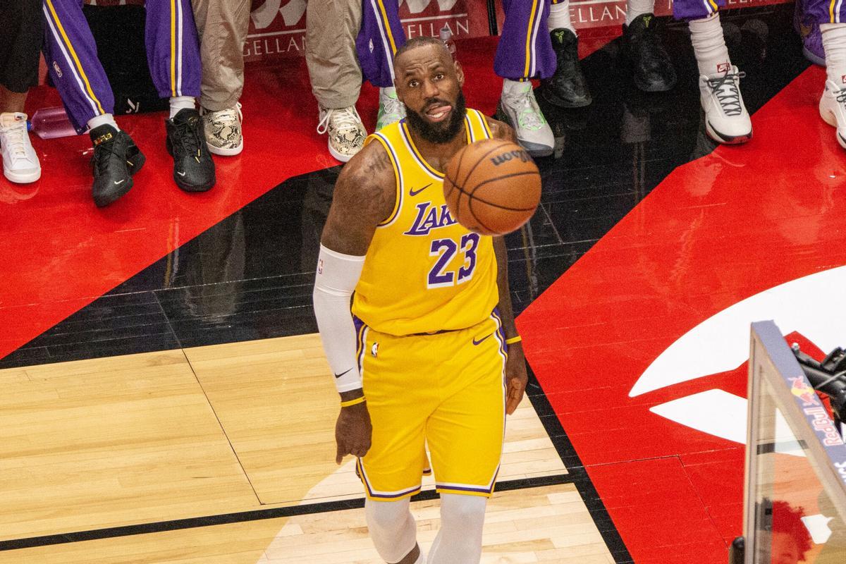 AME5945. TORONTO (CANADÁ), 04/12/2025.- LeBron James reacciona este jueves, en un partido de la NBA entre Toronto Raptors y Los Angeles Lakers en el Scotiabank Arena en Toronto (Canadá). EFE/ Julio Cesar Rivas