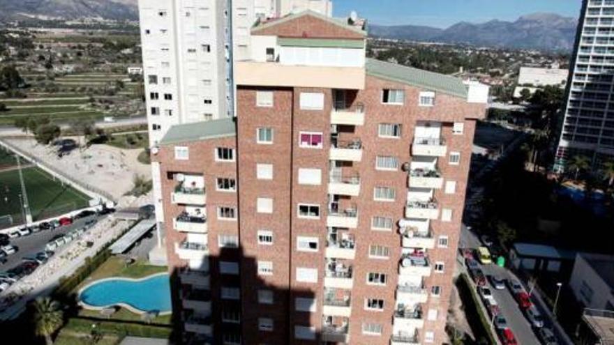 El edificio que habría recibido las falsas cédulas de segunda ocupación, en una imagen de ayer jueves.