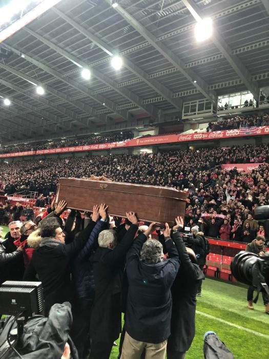 Miles de personas despiden a Quini en un abarrotado estadio de El Molinón