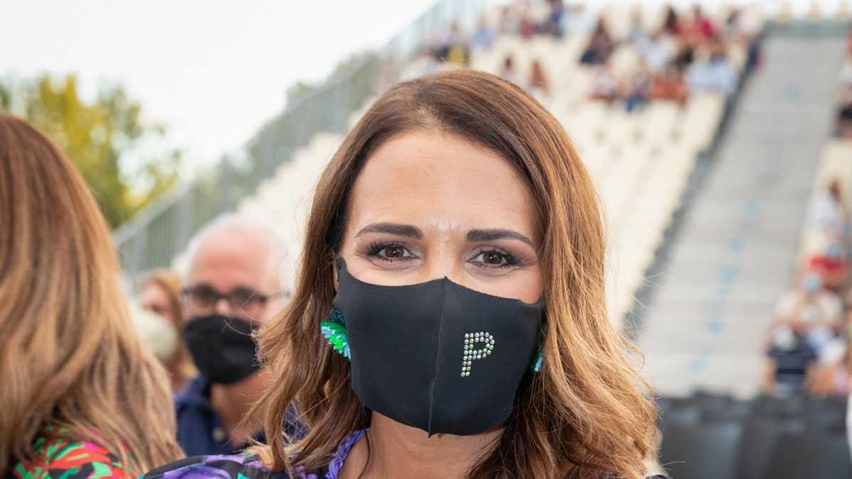 Pauyla Echevarría con vestido 'wrap'a nimal print y bolso malva, mascarilla en un concierto solidario en Madrid