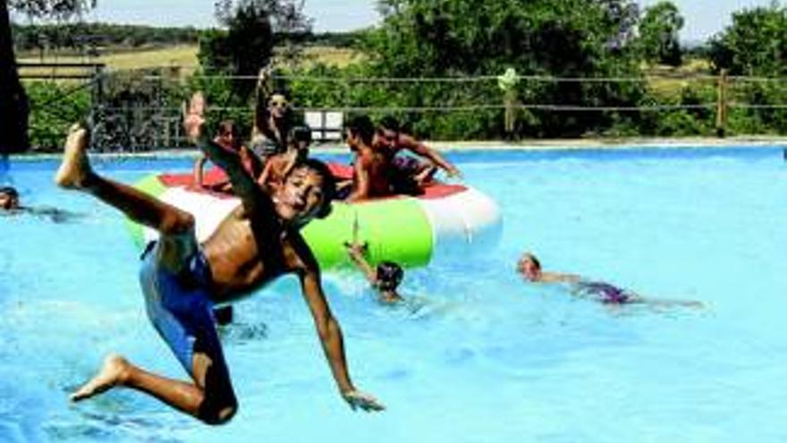 Piscinas, el Clásico de Alcántara o cine al aire libre, opciones de ocio para un verano urbano de Cáceres