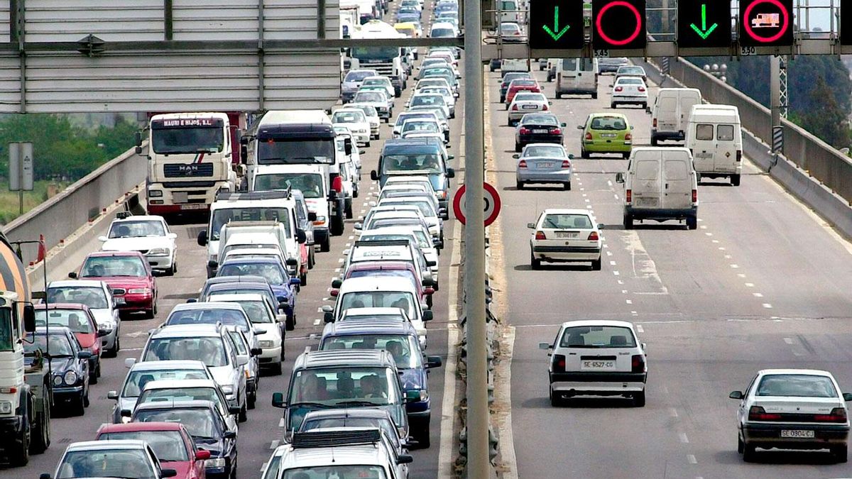 La SE-30 de Sevilla en pleno atasco.