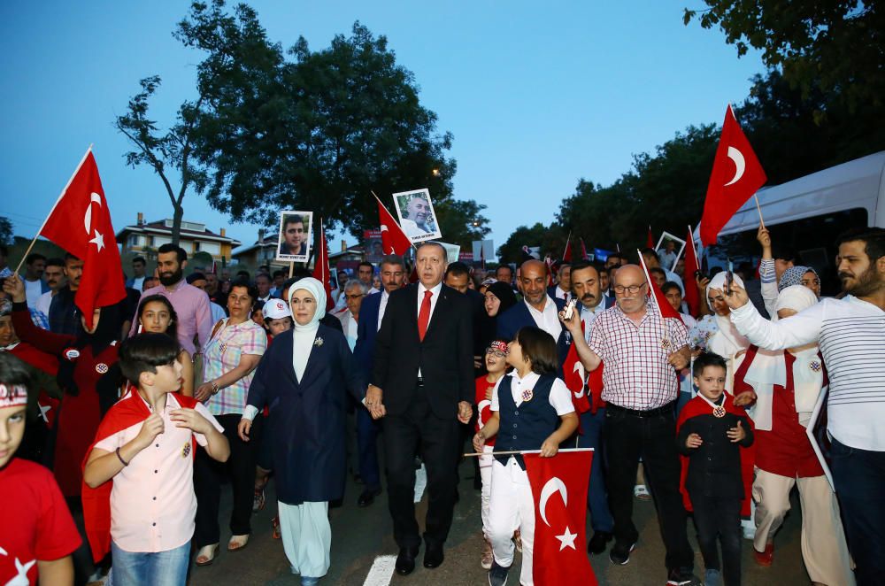 Multitudinaria marcha en Estambul en