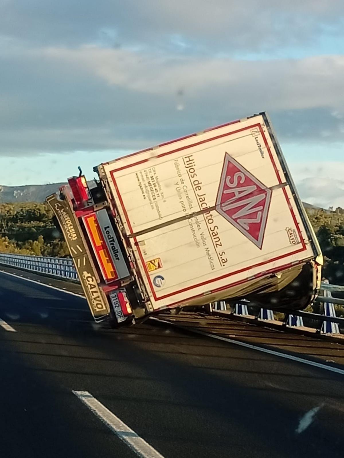 Camión volcado fruto del viento.
