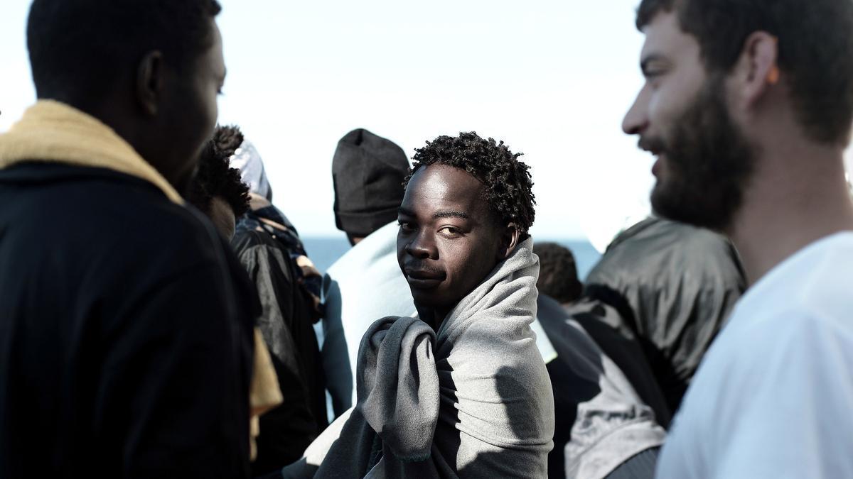 Migrantes del Aquarius llegan al puerto de Valencia.