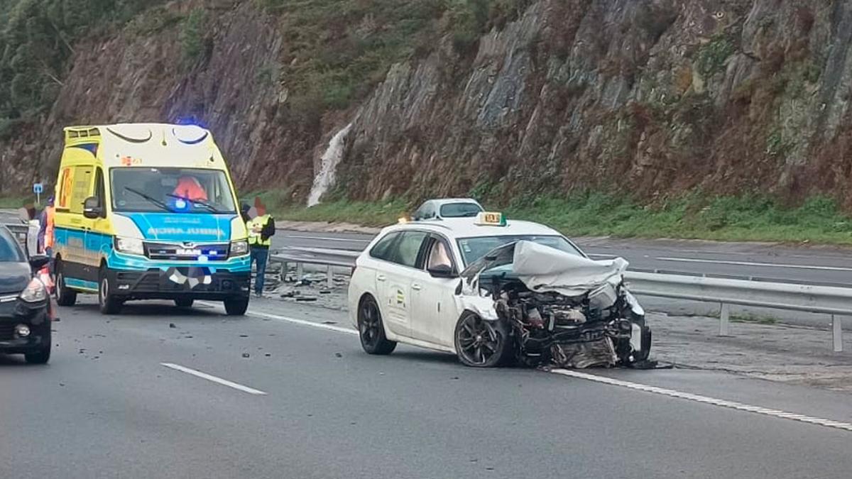 Estado en el que quedó el taxi tras el accidente de este domingo.
