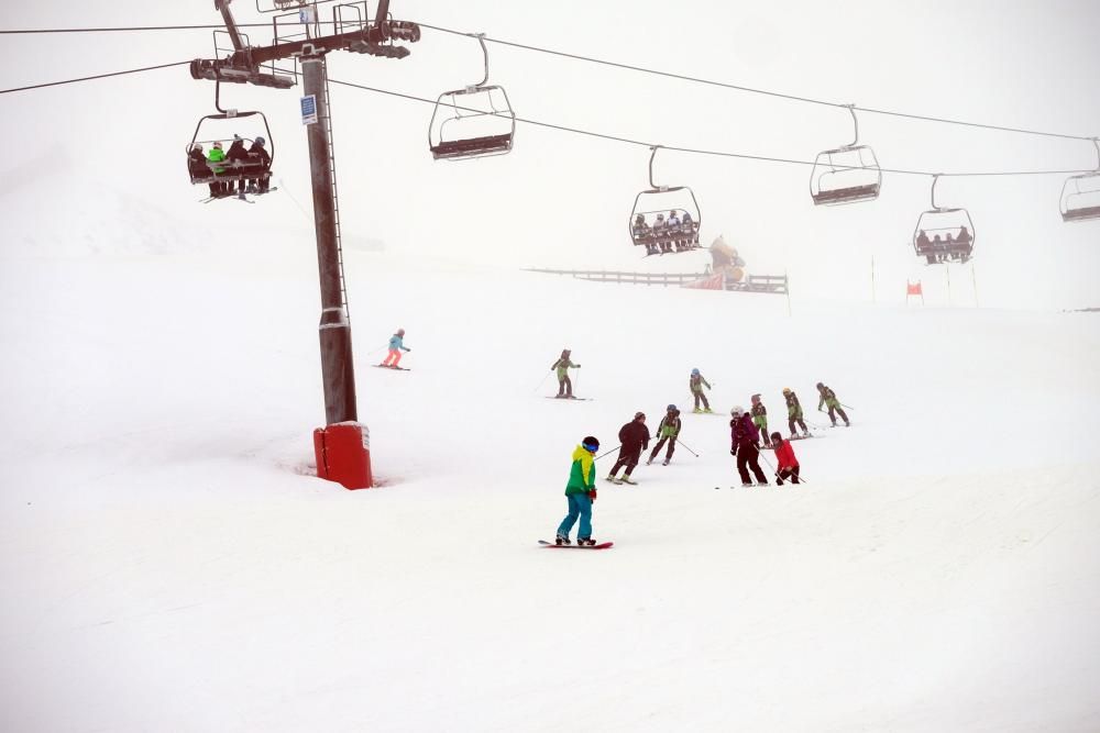 Multitud de esquiadores en Pajares en el domingo tras el temporal de nieve.