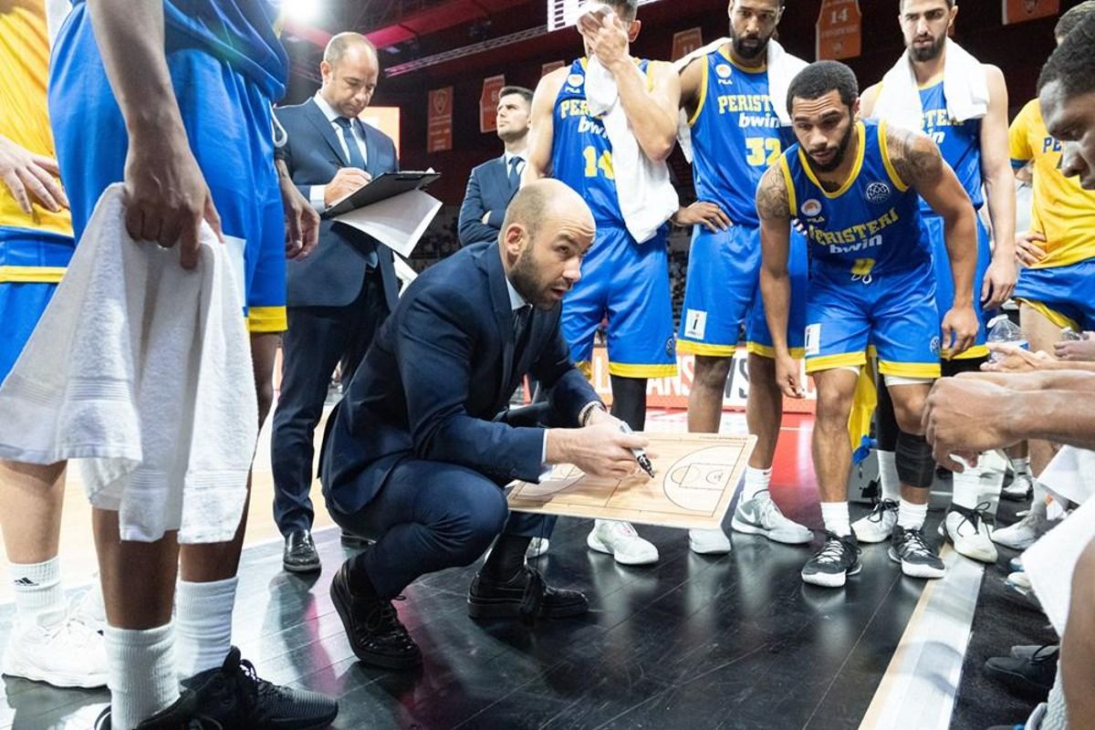 Vasikis Spanoulis habla con sus jugadores.