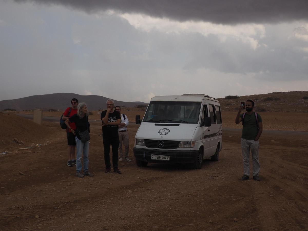 Activistas acompañan a un grupo de palestinos frente a un checkpoint. La soledad de los activistas israelís anti-ocupación.