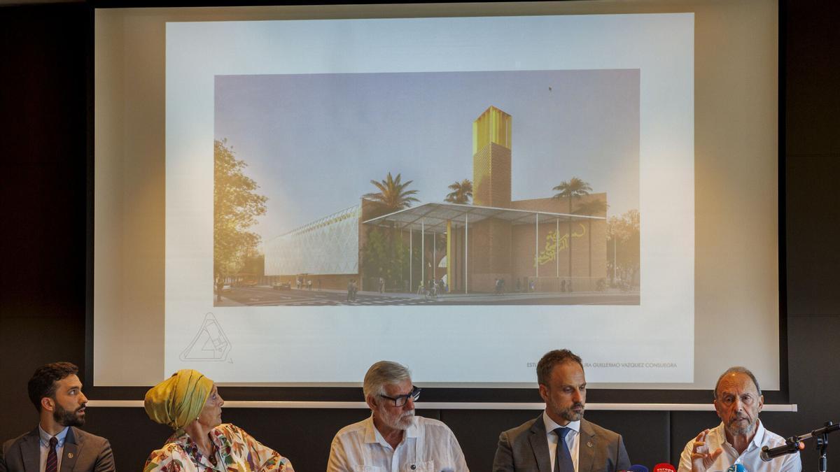 Los responsables de la Fundación Mezquita de Sevilla, que proyectan la construcción de un centro cultural islámico en la capital andaluza, ideado por el arquitecto Guillermo Vázquez Consuegra (d). EFE/ Julio Muñoz