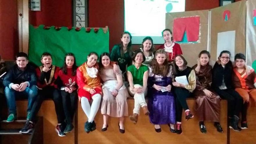 Los alumnos del instituto tinetense ponen el inglés sobre las tablas para representar &quot;Romeo y Julieta&quot;