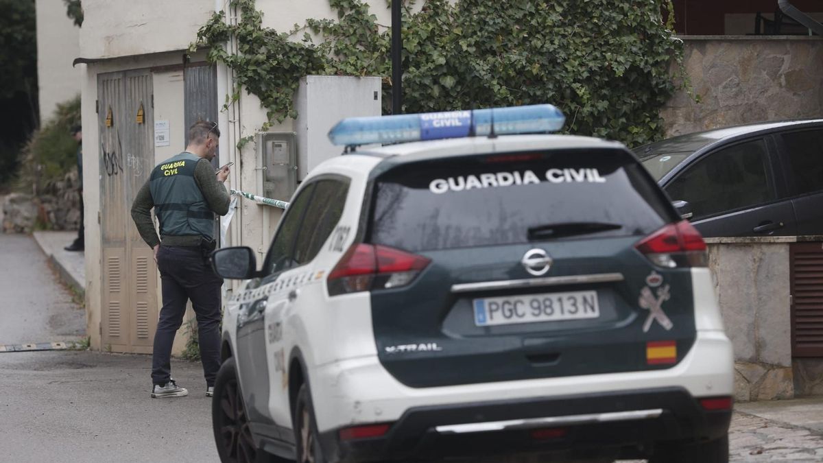 Ein Beamter der Guardia Civil vor dem Tatort in Pugipunyent.