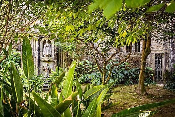 El jardín cuenta con una fuente y un cruceiro.