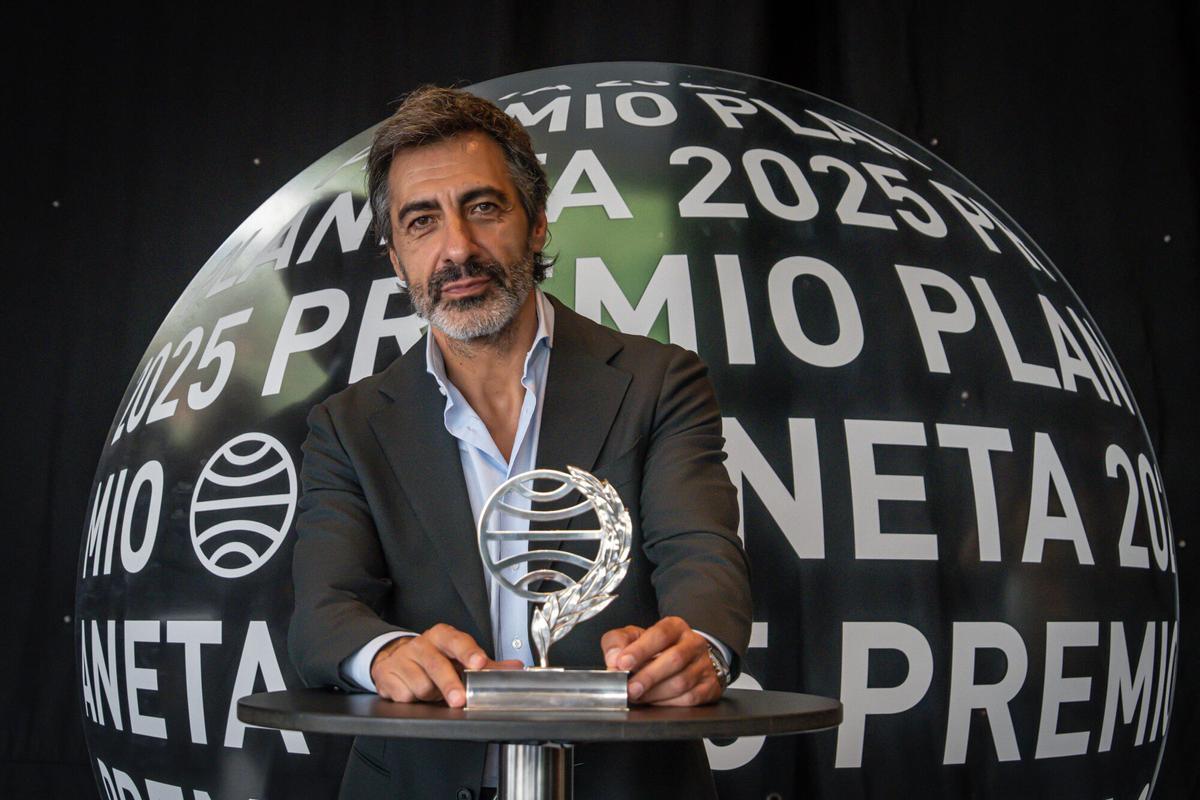 Barcelona, 16/10/2025 Cultura. Premio Planeta. Juan del Val ganador Planeta 2025 y finalista Ángela Banzas . AUTOR: MANU MITRU. Careto. Literatura