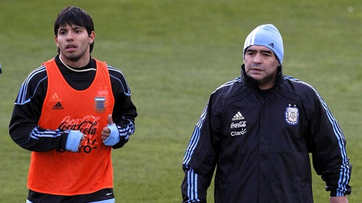 Agüero y Maradona durante el paso de Diego como entrenador albiceleste
