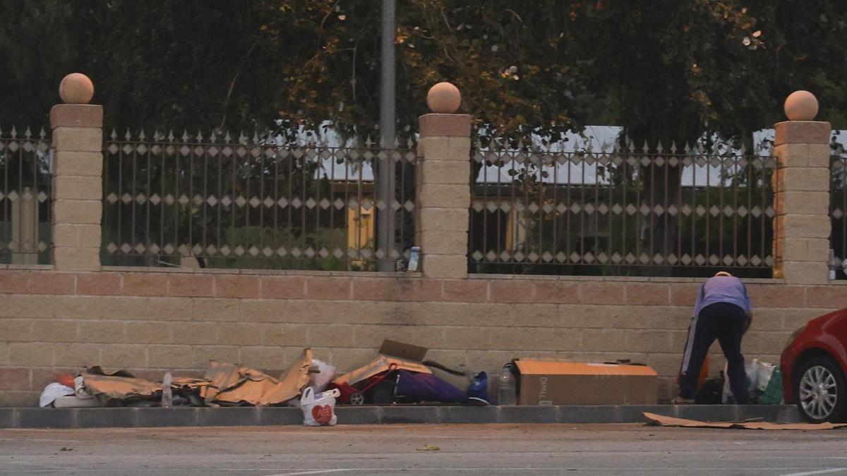 Cartones de personas sin hogar en una zona de Alicante, en imagen de archivo