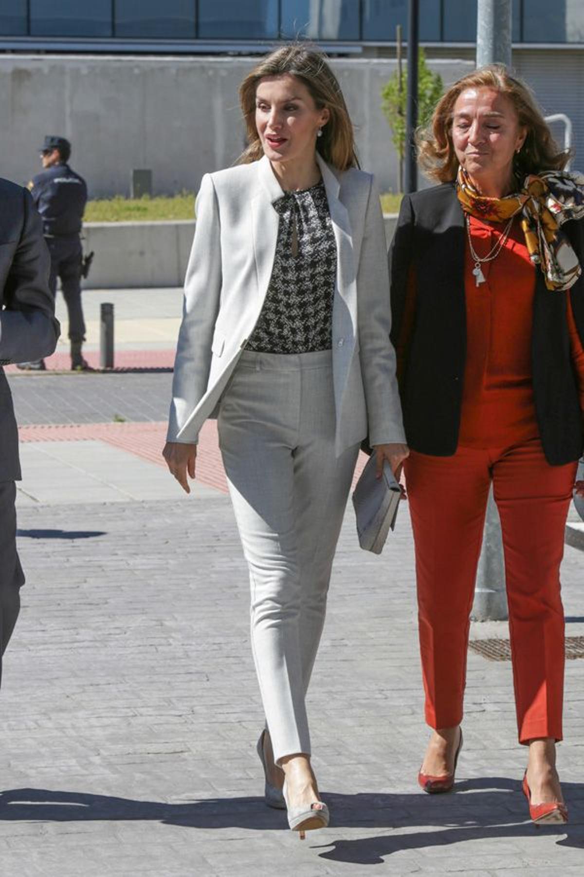 El look de Letizia Ortiz con traje de Hugo Boss