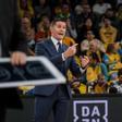 Jaka Lakovic da instrucciones a sus jugadores durante el partido ante el Valencia, en el Arena.