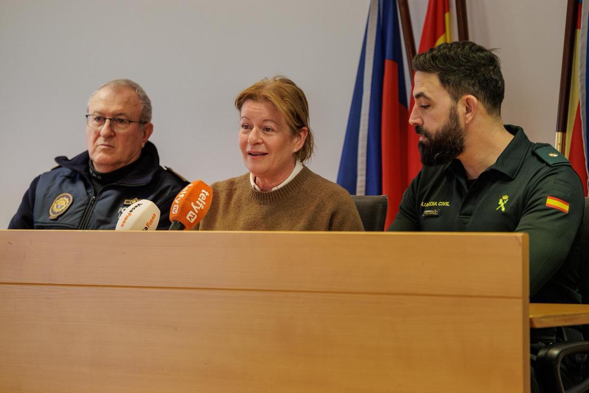 El principal mando de la Policía Local, la alcaldesa y el responsable del puesto principal de Torrevieja