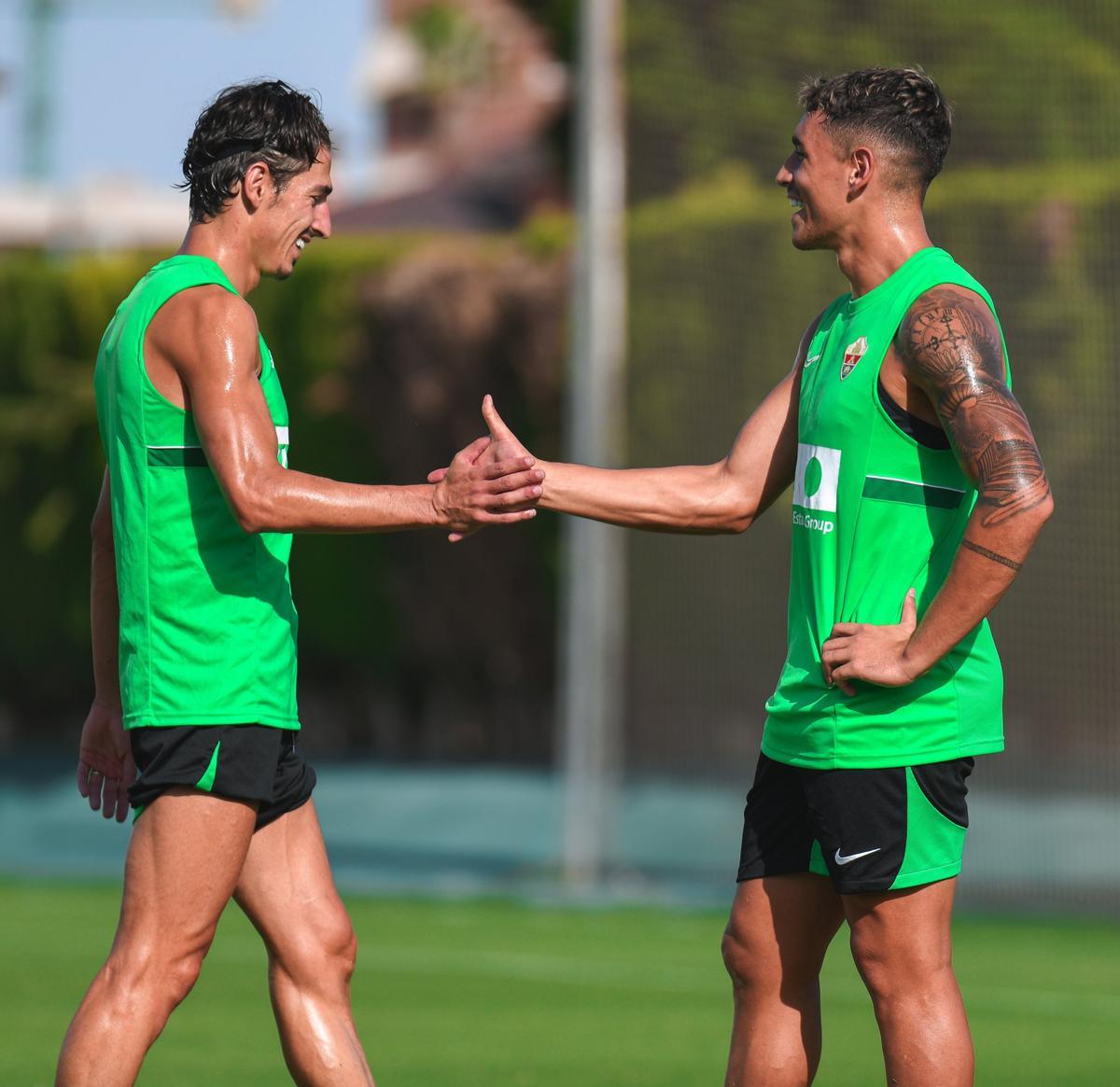 Pere Milla y Ezequiel Ponce se saludan en un entrenamiento